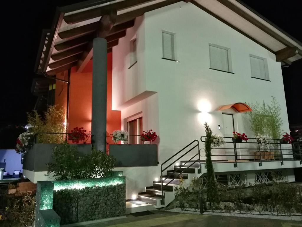 une maison blanche avec des escaliers et une lumière. dans l'établissement Cristiano, à Cosenza