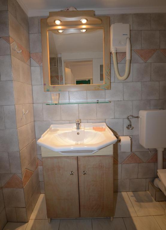 A bathroom at Konstantza Studios and Apartments