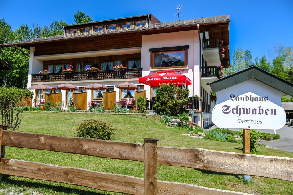 バート・ウィーゼにあるLandhaus Schwabenの前に看板がある家
