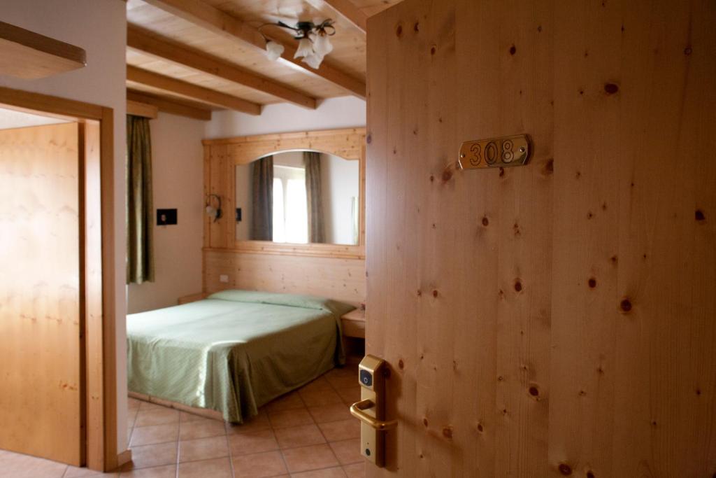 En eller flere senge i et værelse på Agritur Scoiattolo