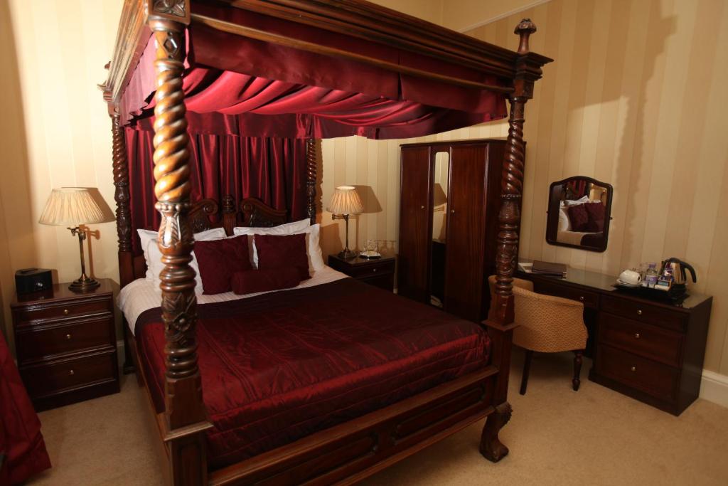 Letto o letti in una camera di Kildonan Lodge Hotel