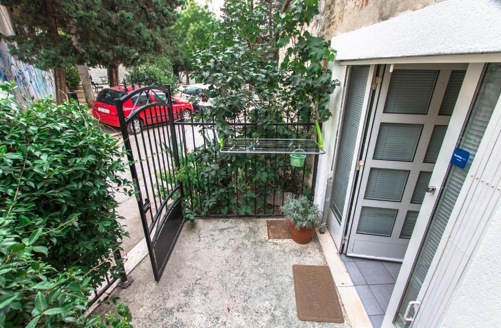 Vonkajšia záhrada v ubytovaní Apartment Skeja
