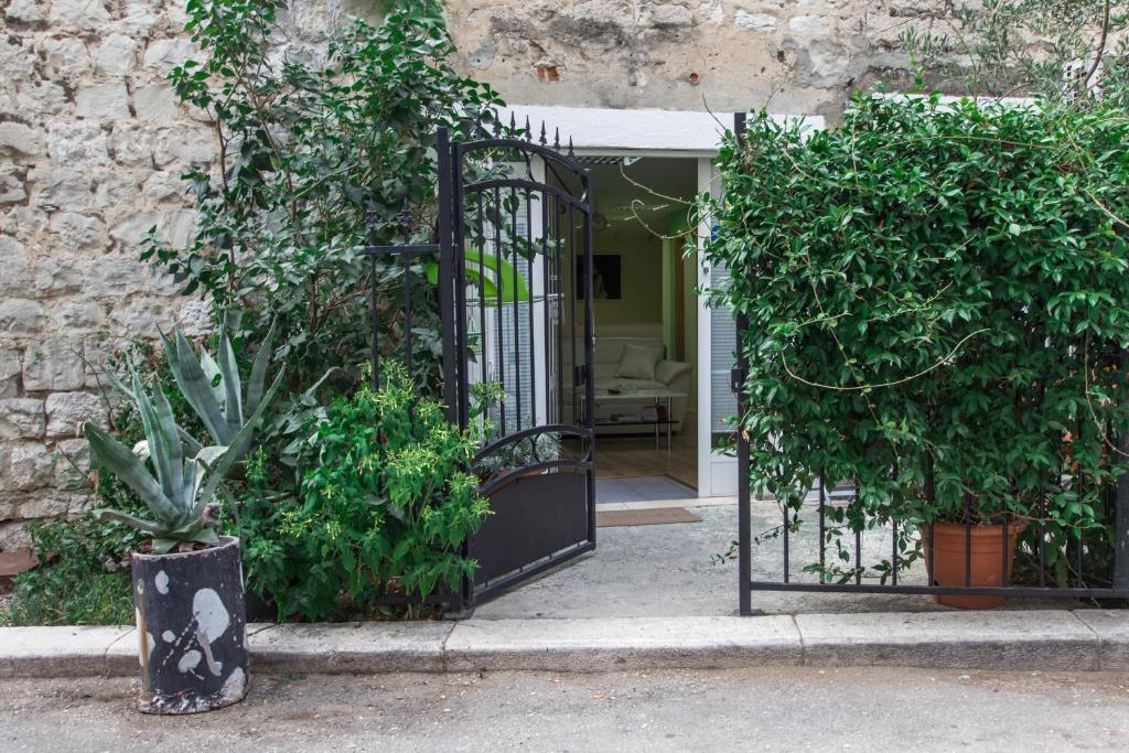 Vonkajšia záhrada v ubytovaní Apartment Skeja