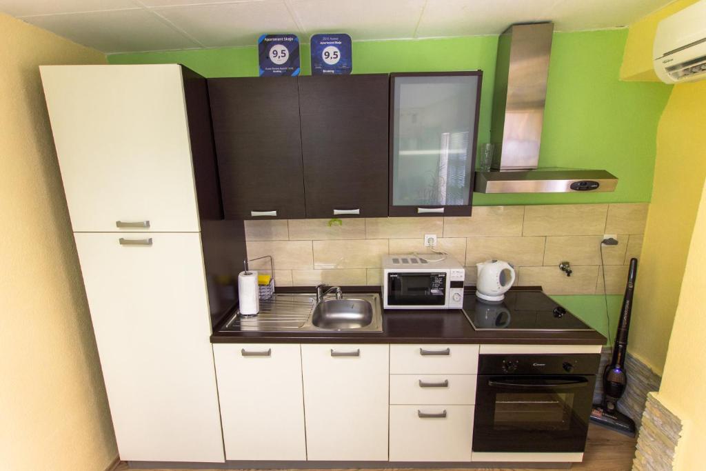 Kuchyňa alebo kuchynka v ubytovaní Apartment Skeja
