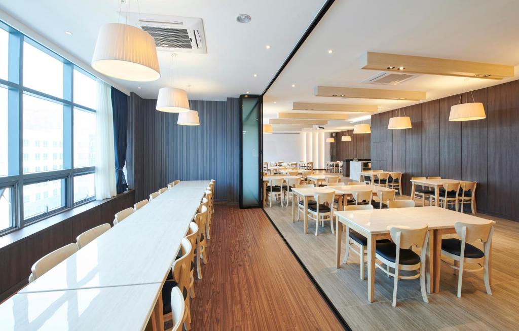 ホテル Mフェリスにあるレストランまたは飲食店