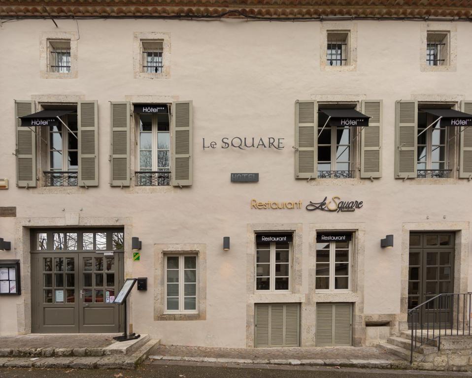 a building with the words le square on it at Le Square in Astaffort