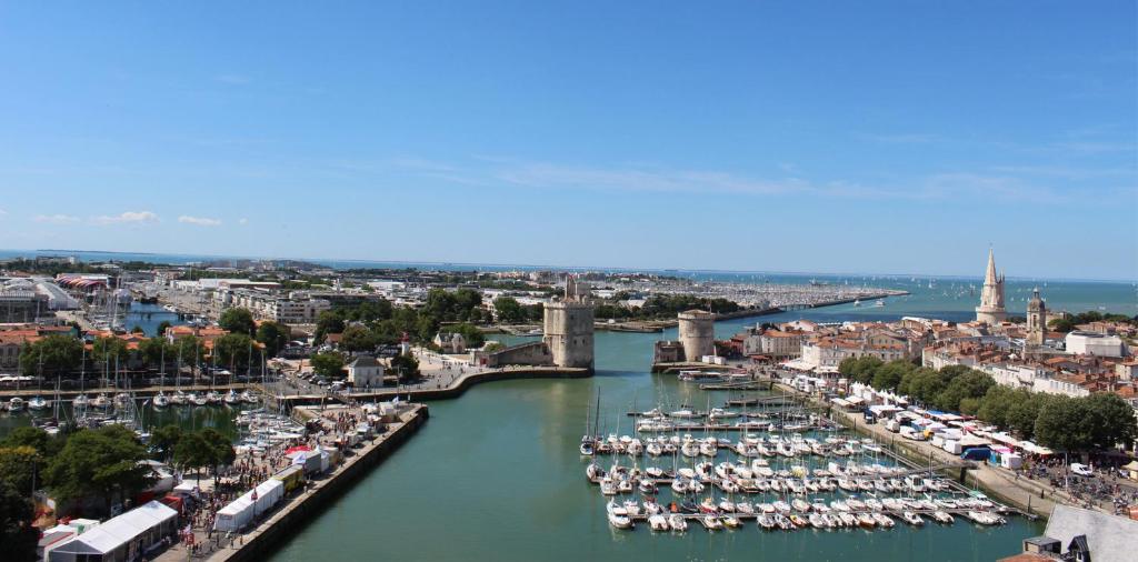 uma vista aérea de um porto com barcos na água em Le Cosy de Tasdon em La Rochelle