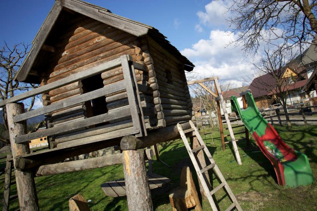 Herní místnost nebo prostor pro děti v ubytování Holzblockhäuser Fam. Schabus