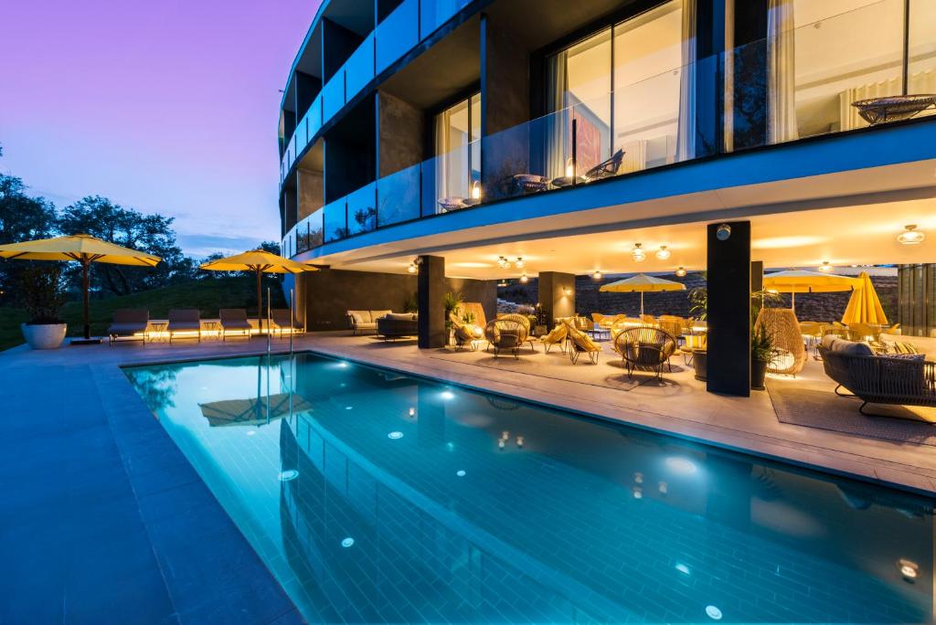 uma piscina em frente a um edifício em LAVIDA Hotel at Camiral Golf & Wellness em Caldes de Malavella