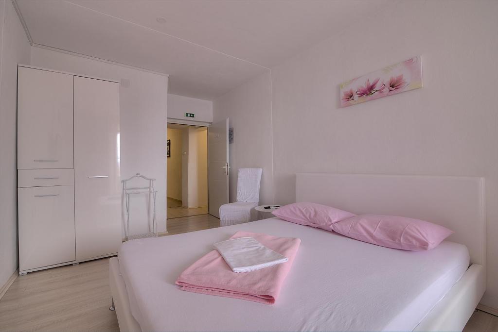 Postel nebo postele na pokoji v ubytování Apartments & Rooms Josephine