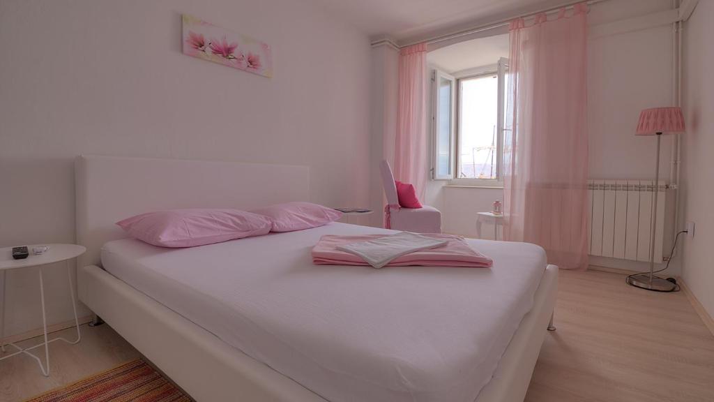 Postel nebo postele na pokoji v ubytování Apartments & Rooms Josephine