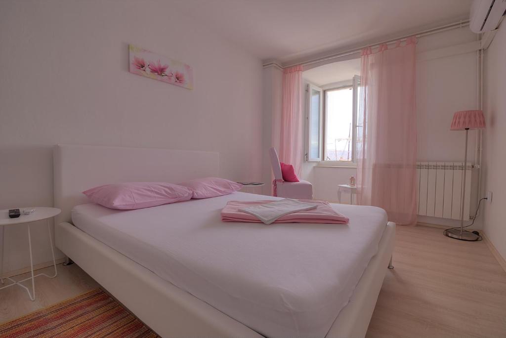 Postel nebo postele na pokoji v ubytování Apartments & Rooms Josephine