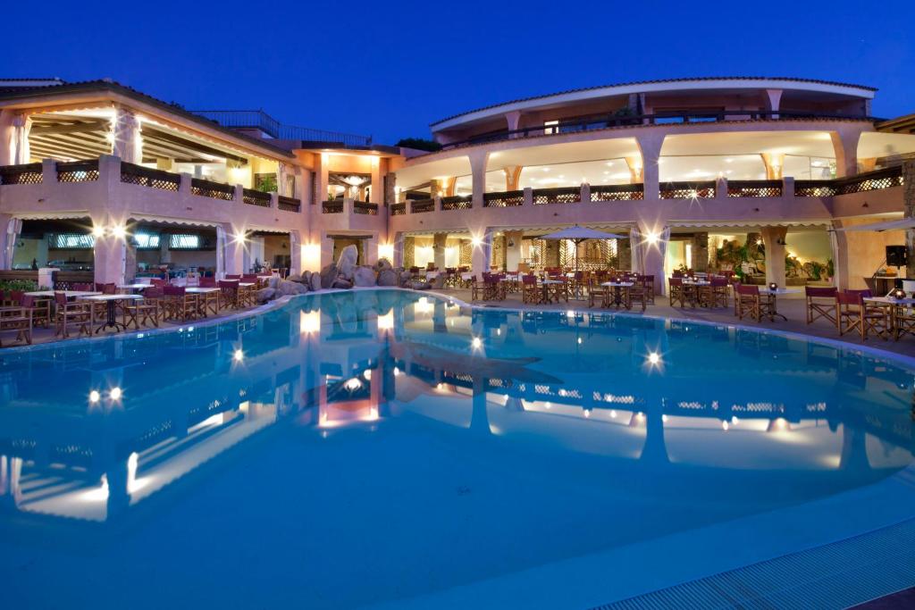Bazén v ubytování Hotel Marinedda Thalasso & Spa nebo v jeho okolí