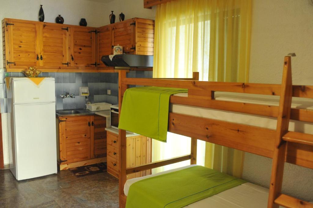 kuchnia z łóżkiem piętrowym w pokoju w obiekcie Chaliotis Apartments w mieście Chalkida