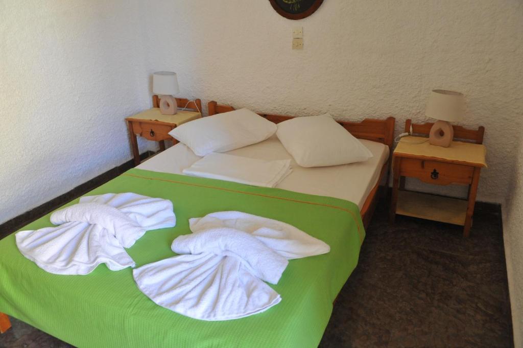 sypialnia z łóżkiem z ręcznikami w obiekcie Chaliotis Apartments w mieście Chalkida