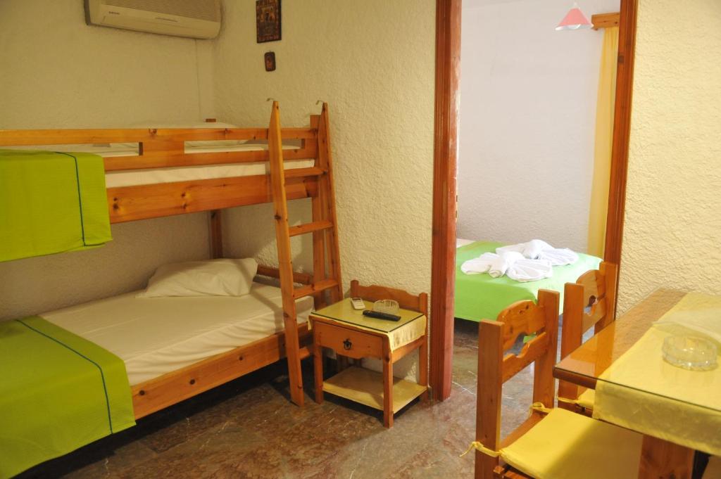 Łóżko lub łóżka w pokoju w obiekcie Chaliotis Apartments