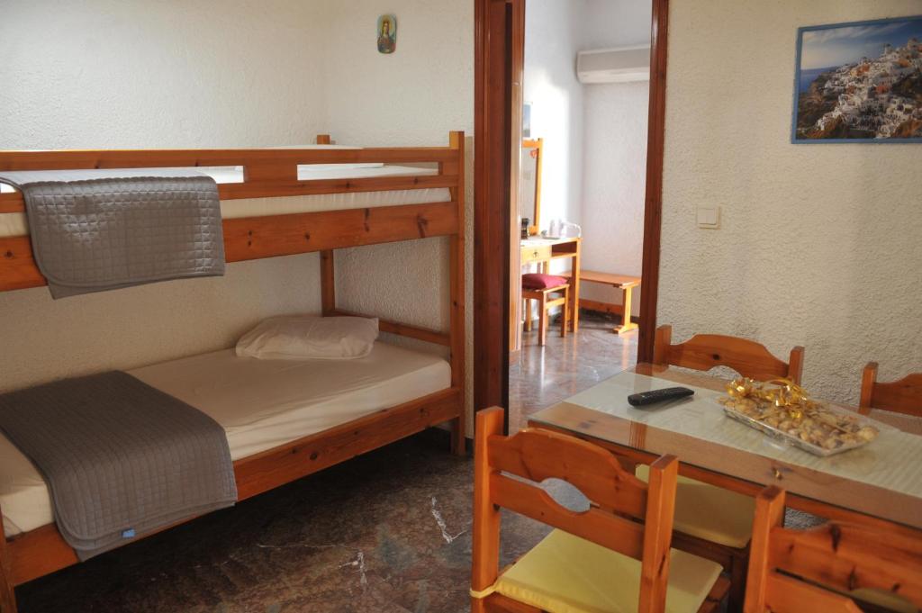 Łóżko lub łóżka w pokoju w obiekcie Chaliotis Apartments