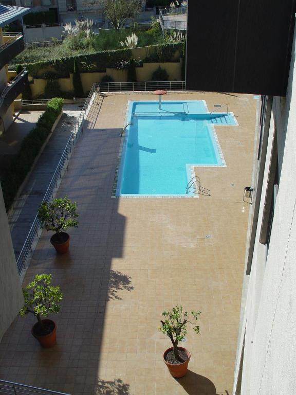 an overhead view of a swimming pool with potted plants at Playa Sanxenxo in Sanxenxo