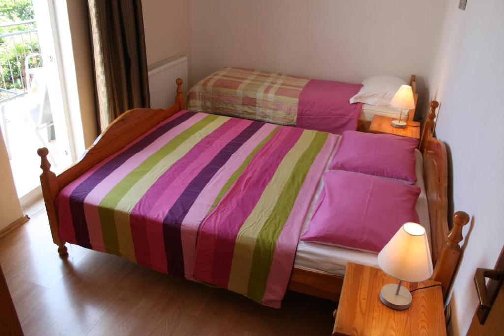 Posteľ alebo postele v izbe v ubytovaní Apartments Jakšić