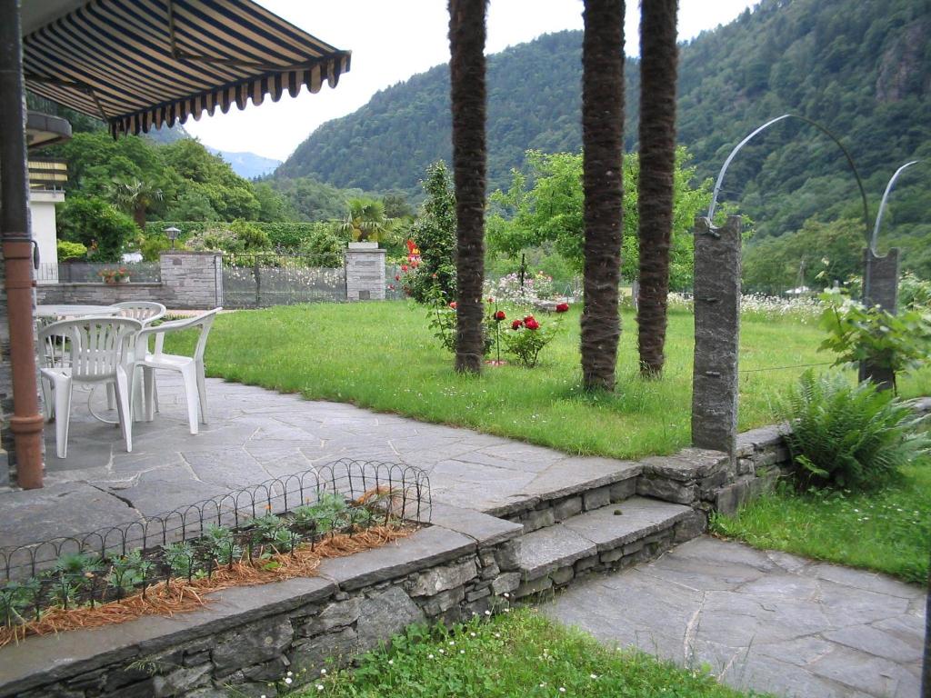 patio con mesa y sillas en Casa Giada, en Avegno