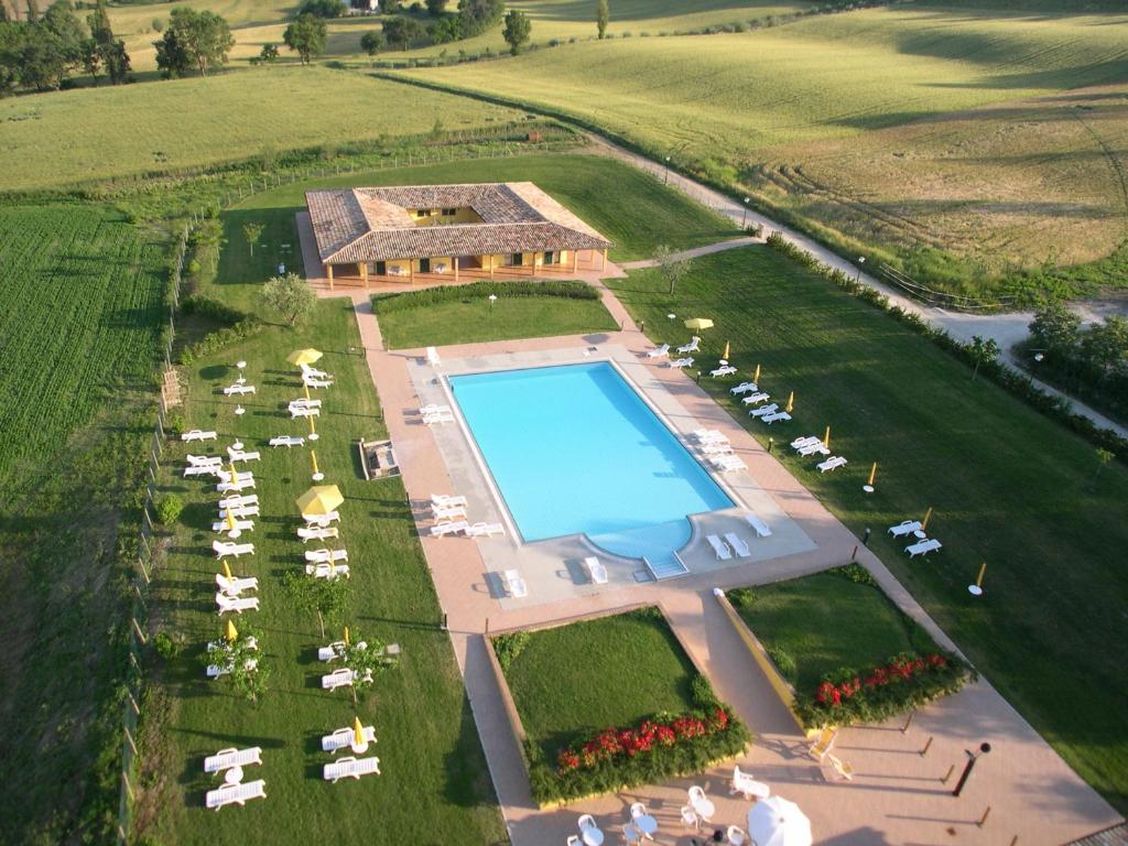 uma vista aérea de um resort com uma piscina em Tenuta il Giogo em Monterado