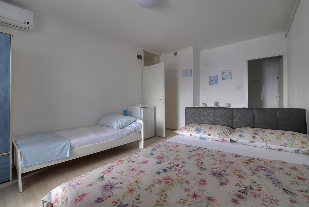 Postel nebo postele na pokoji v ubytování Apartments & Rooms Josephine