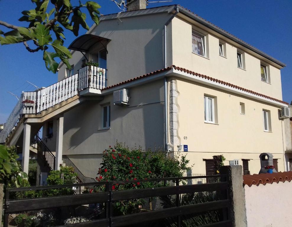 Großes weißes Gebäude mit Balkon in der Unterkunft Apartments Martina in Banjole