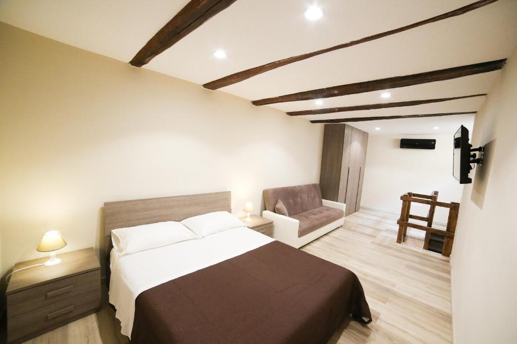 una camera con un letto e una sedia di Casa Historical Center a Napoli
