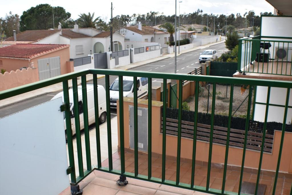 een balkon met uitzicht op een straat bij Apartament Ivan Eucaliptus 2 in Amposta