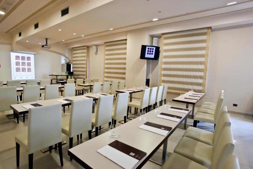 Reštaurácia alebo iné gastronomické zariadenie v ubytovaní Hotel La Cartiera