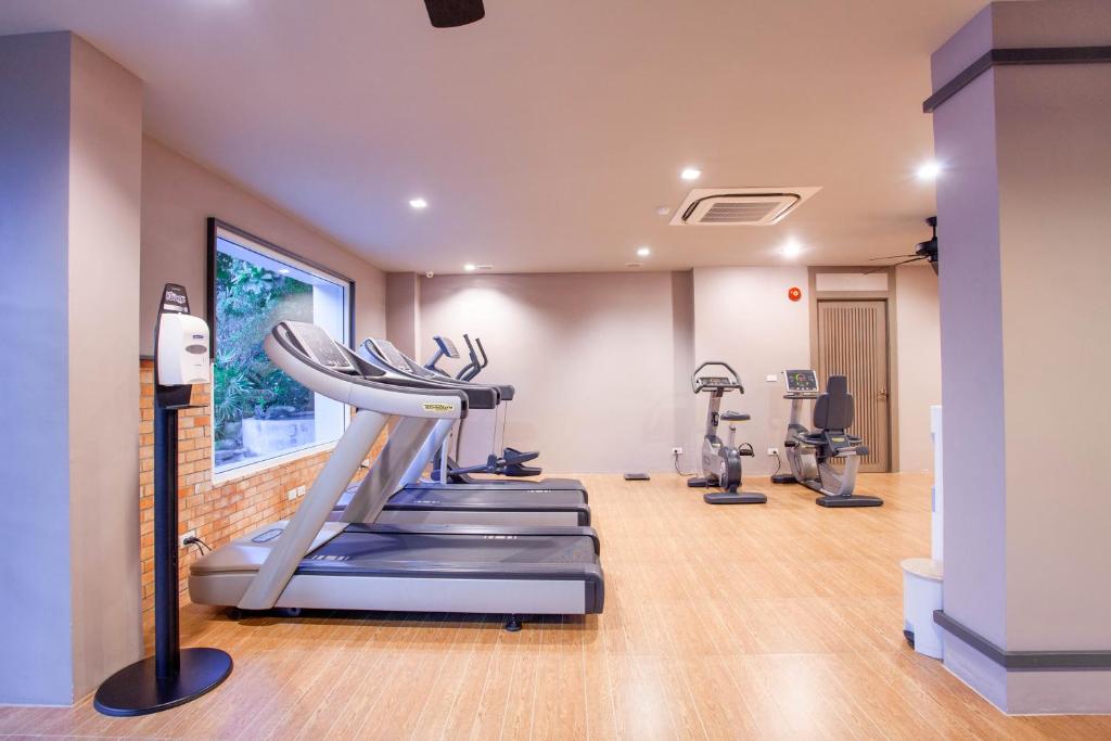 Fitness centrum a/nebo fitness zařízení v ubytování Zenmaya Oceanfront Phuket, Trademark Collection by Wyndham