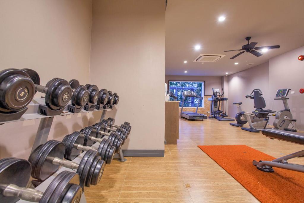 Fitness centrum a/nebo fitness zařízení v ubytování Zenmaya Oceanfront Phuket, Trademark Collection by Wyndham