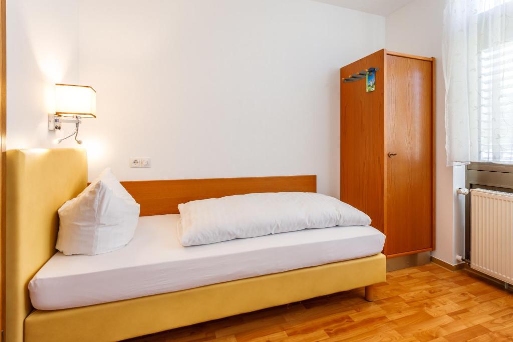 Postel nebo postele na pokoji v ubytování Hotel Spitzenpfeil