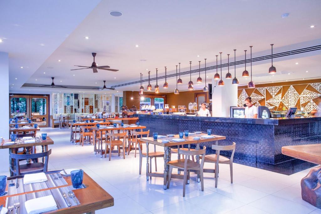 Restaurace v ubytování Zenmaya Oceanfront Phuket, Trademark Collection by Wyndham