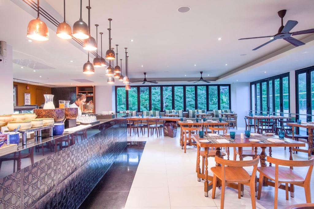 Restaurace v ubytování Zenmaya Oceanfront Phuket, Trademark Collection by Wyndham