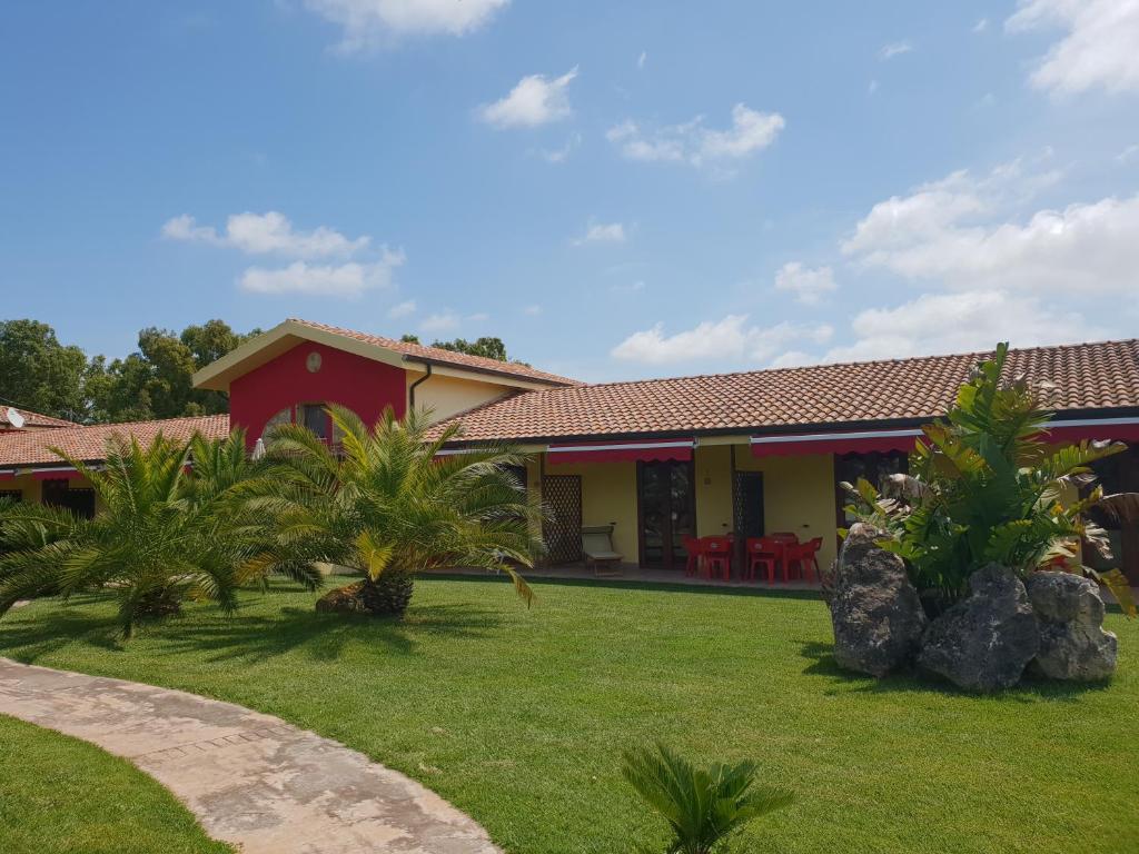 a house with palm trees in the yard at Su Soi in Càbras