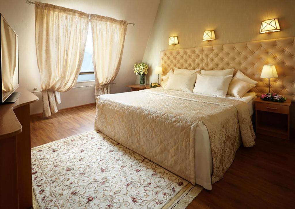 モスクワにあるKroshka Enot Mitinoの大きなベッドと窓が備わるホテルルームです。