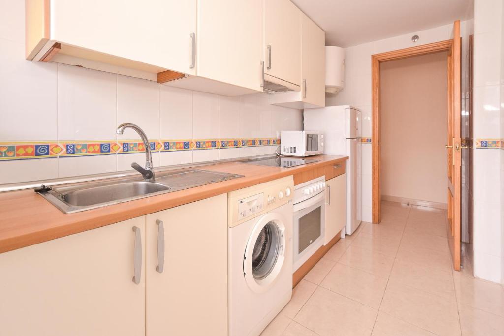 Kuchyň nebo kuchyňský kout v ubytování Apartamentos Marblau Peredamar-Julio y Agosto SOLO FAMILIAS