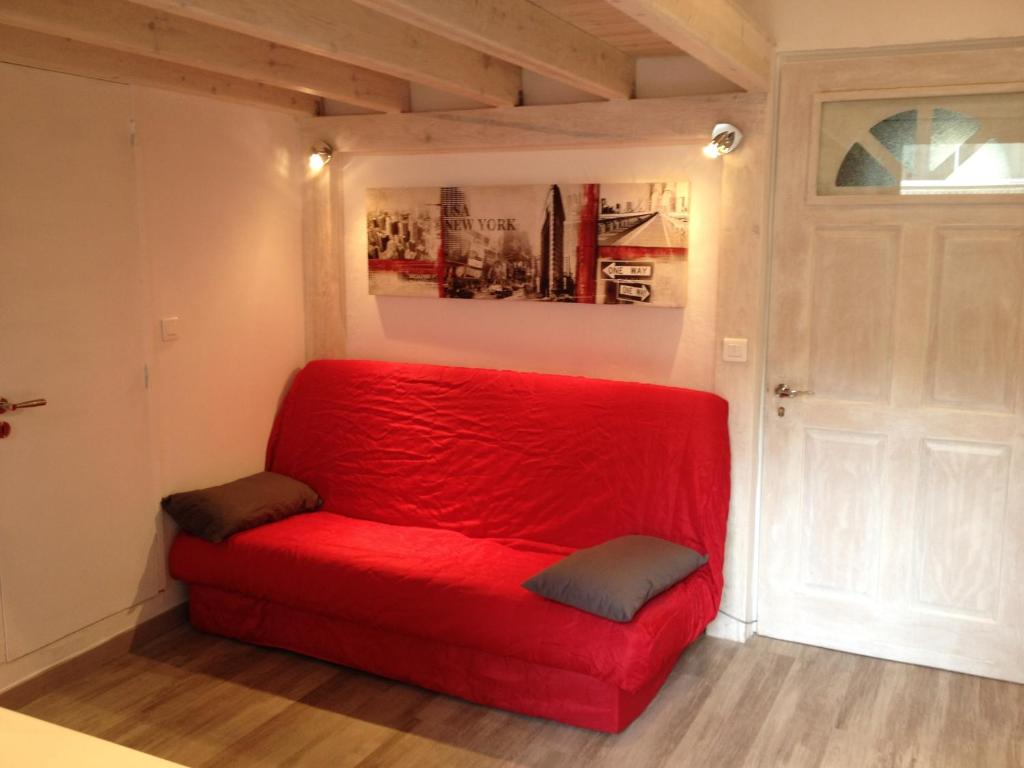 アジャクシオにあるStudio centre ville Ajaccioの赤いソファ