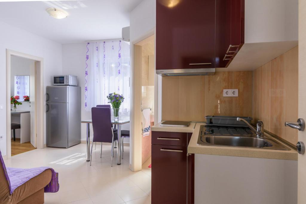 Kuchyň nebo kuchyňský kout v ubytování Apartments Mijo