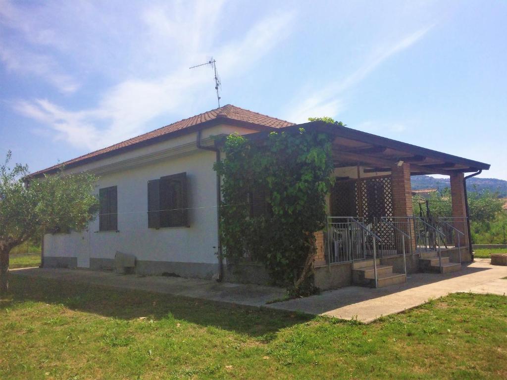 una piccola casa bianca con portico di La Stradina a Castellammare di Velia