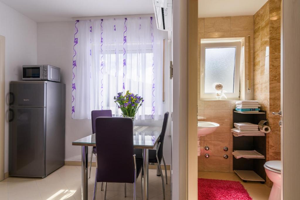 Kuchyň nebo kuchyňský kout v ubytování Apartments Mijo
