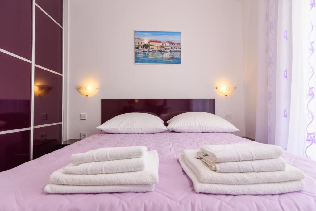 Postel nebo postele na pokoji v ubytování Apartments Mijo