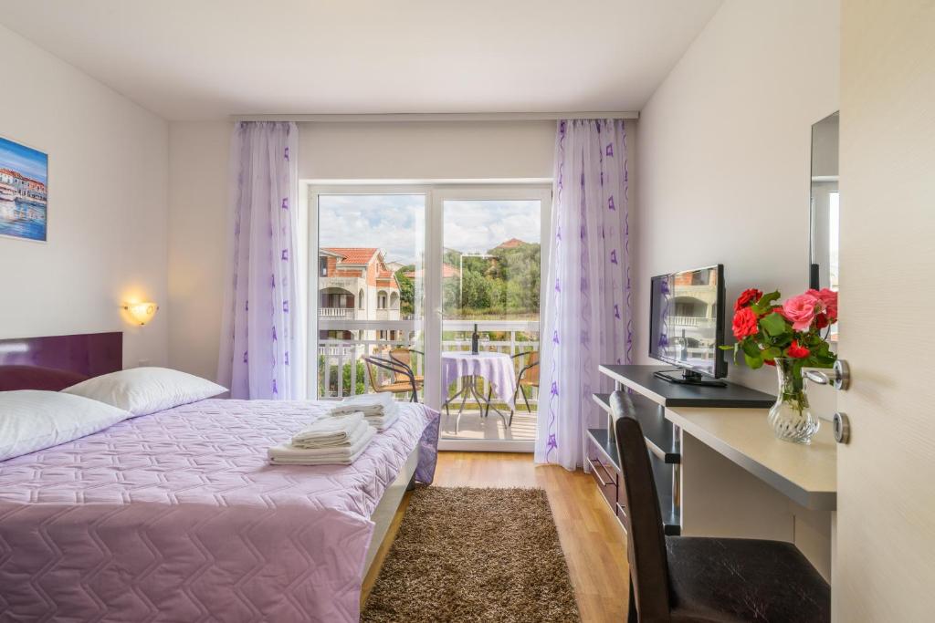 Postel nebo postele na pokoji v ubytování Apartments Mijo