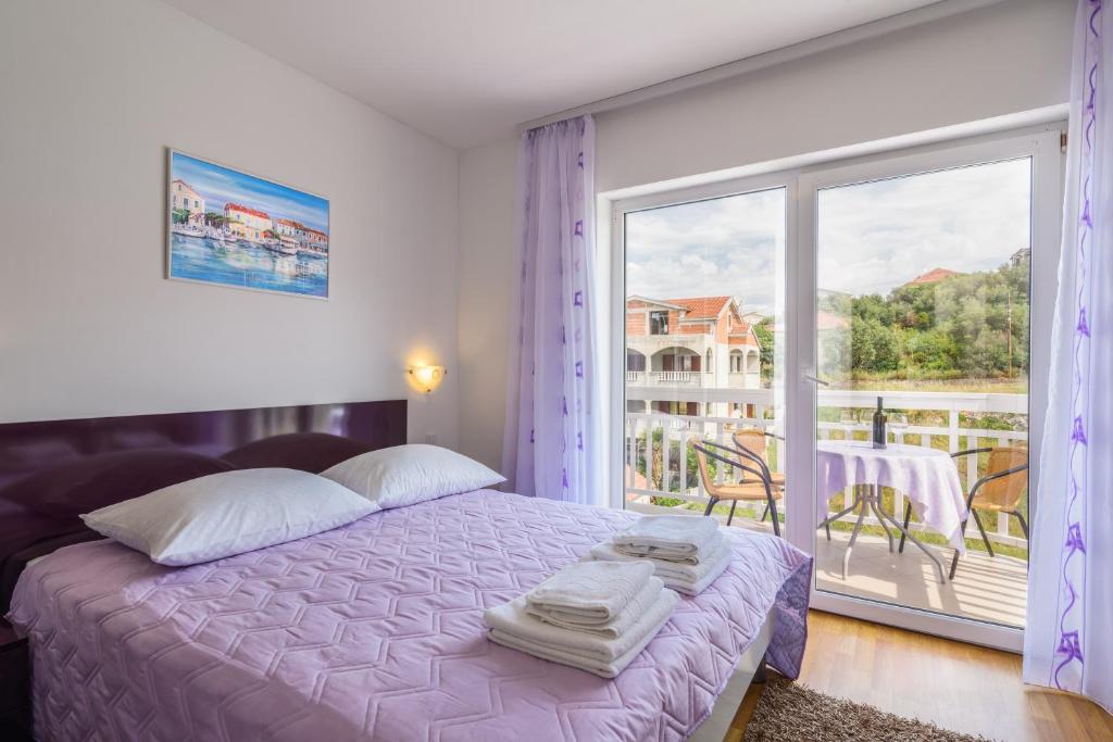 Postel nebo postele na pokoji v ubytování Apartments Mijo