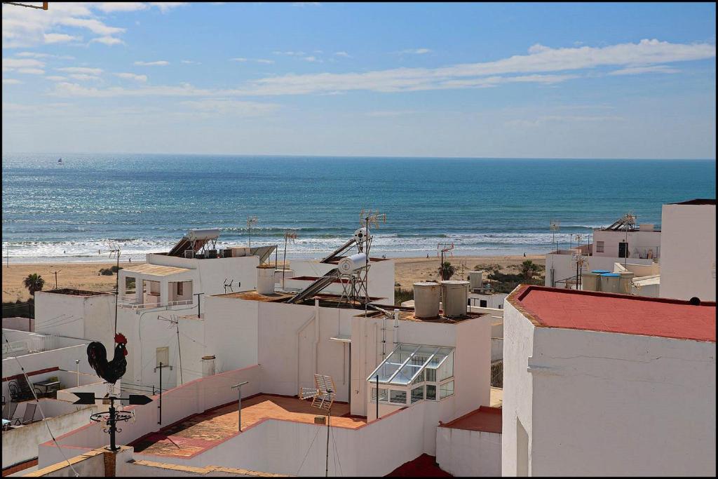 コニル・デ・ラ・フロンテーラにあるApartamento Baluarte IIの屋根から海岸の景色を望む