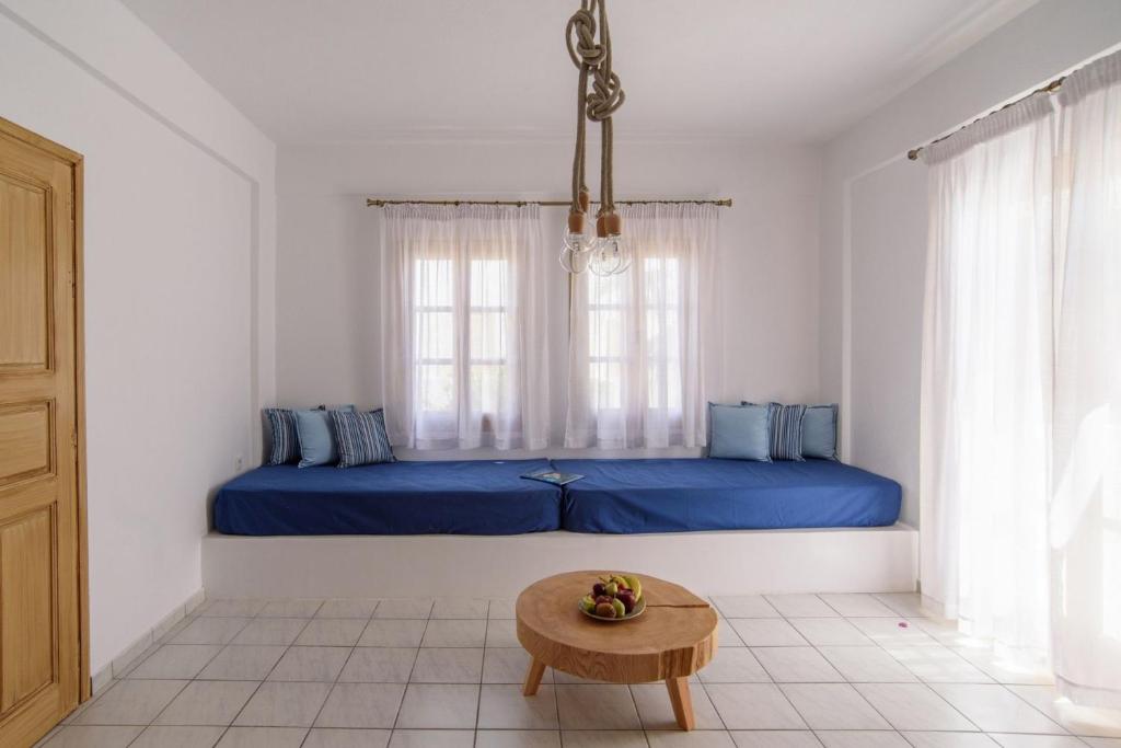 Een zitgedeelte bij Santorini Crystal Blue Boutique Hotel