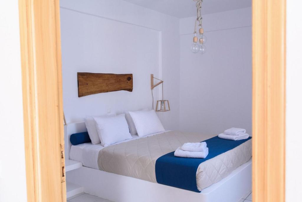 Een bed of bedden in een kamer bij Santorini Crystal Blue Boutique Hotel