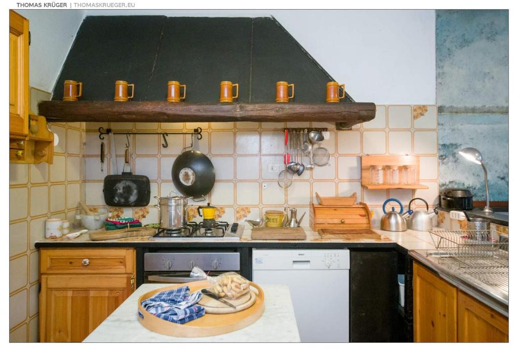 een keuken met een wastafel en een fornuis top oven bij Rifugio Valentina in Uscio