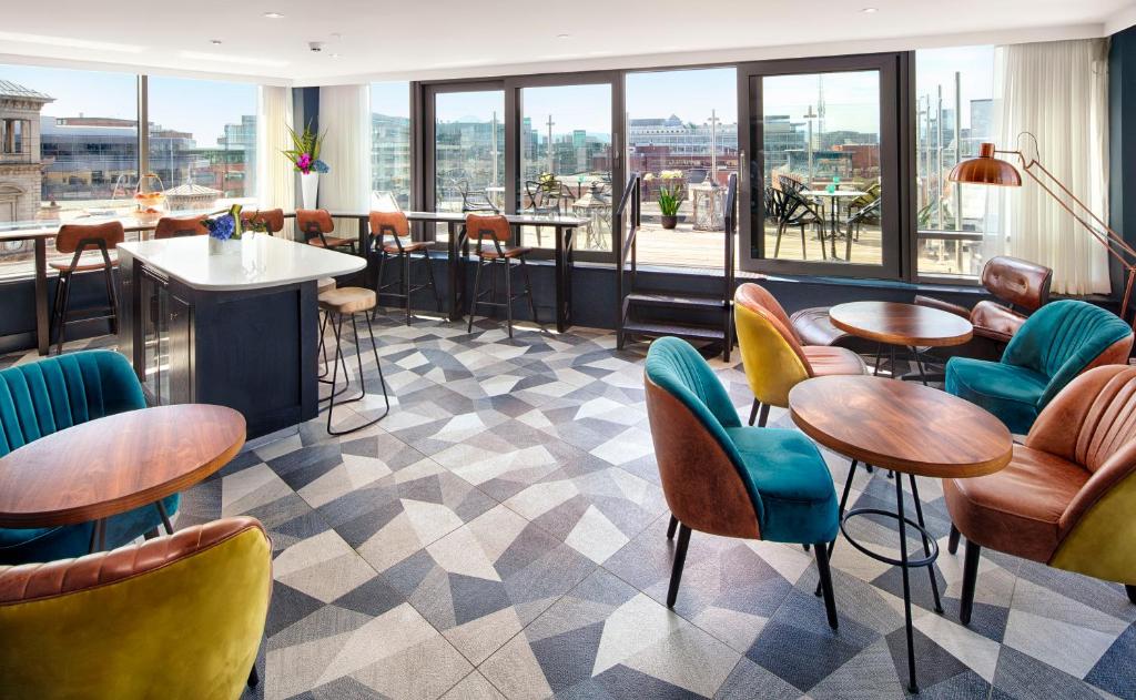 The Address Connolly - Resim 35